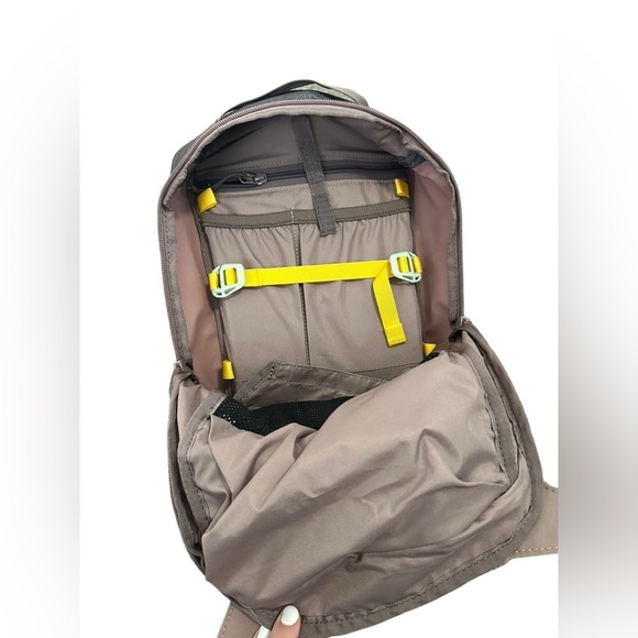 Dakine Drifter 14L Pack in Sparrow w/ Hydration Bladder - Picture 5 of 5